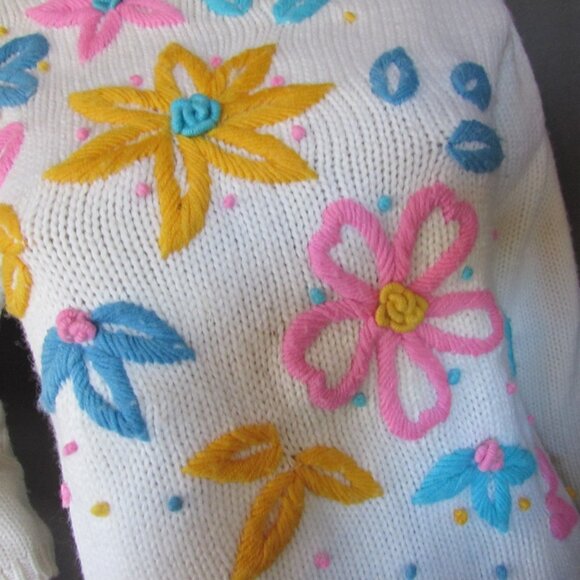 SALEVintage Groovy Sweater Embroidered Flowers Fully Fashioned Made in Hong Kong - Picture 9 of 12